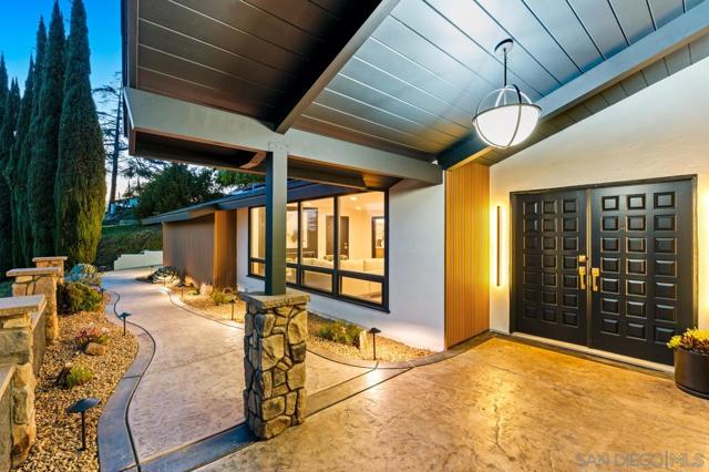 4911 Beaumont Dr, La Mesa CA: https://media.crmls.org/mediaz/9d9d5637-d5ef-40a4-bb7b-a844872b170d.jpg