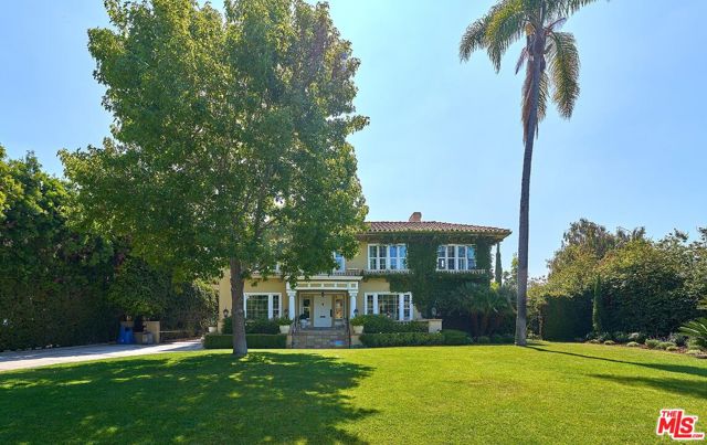 136 Fremont Place, Los Angeles CA: https://media.crmls.org/mediaz/9d9da108-1516-45a3-8eaa-3e3c52b88d04.jpg