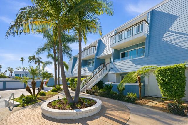 22 Montego Ct, Coronado CA: https://media.crmls.org/mediaz/9d9db1bb-513f-4d32-a540-76c89601f5ac.jpg