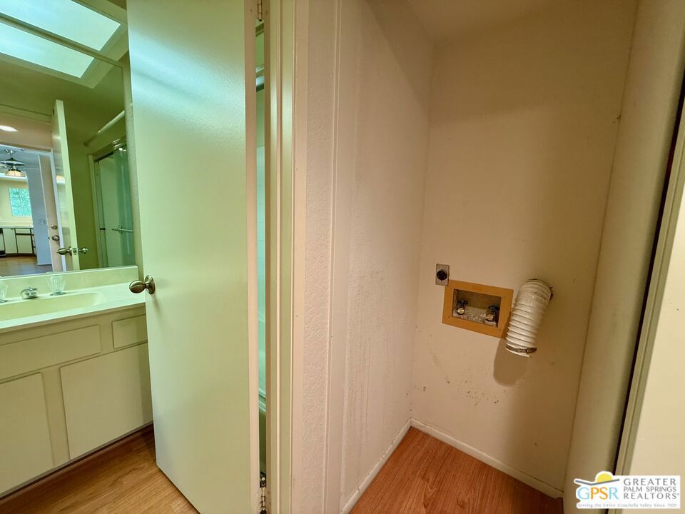 https://media.crmls.org/mediaz/9d9dda34-900e-44f1-bf3a-5e5fb7a36546.jpg?preset=X-Large