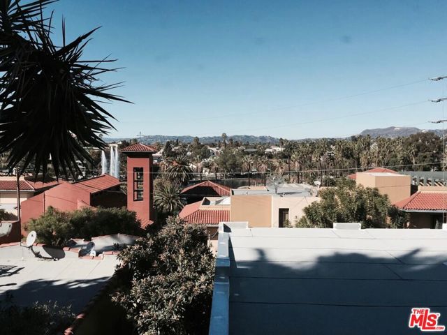 834 Laguna Avenue, Los Angeles CA: https://media.crmls.org/mediaz/9d9e0511-ab70-47b6-9659-896449c5c831.jpg