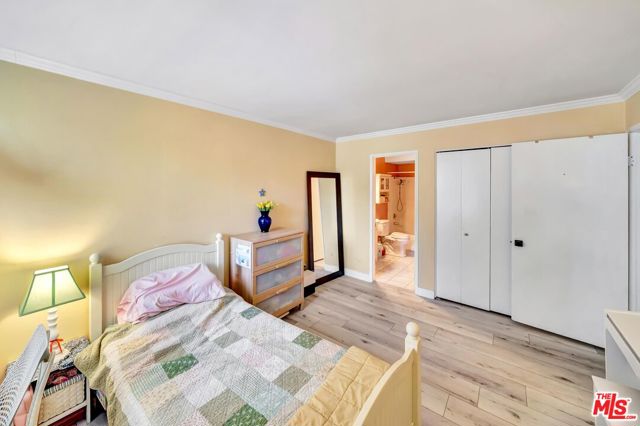 320 S Ardmore Avenue, Los Angeles CA: https://media.crmls.org/mediaz/9d9e5732-8d2d-4367-b5b3-2bcb31fa1df9.jpg