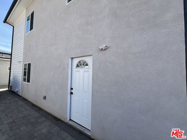 8640 1/2 Baring Cross Street, Los Angeles CA: https://media.crmls.org/mediaz/9d9e8dea-a2d6-45a5-8267-7134dcb94653.jpg