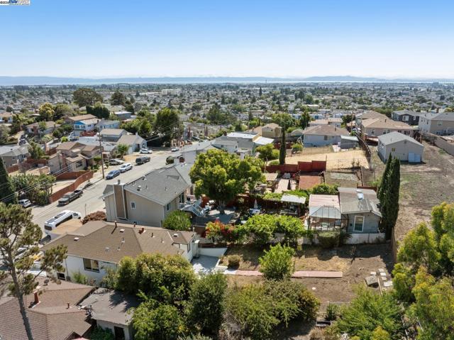 2643 99Th Ave, Oakland CA: https://media.crmls.org/mediaz/9d9eb056-1af3-4b82-adf5-2a3dedffc4cf.jpg
