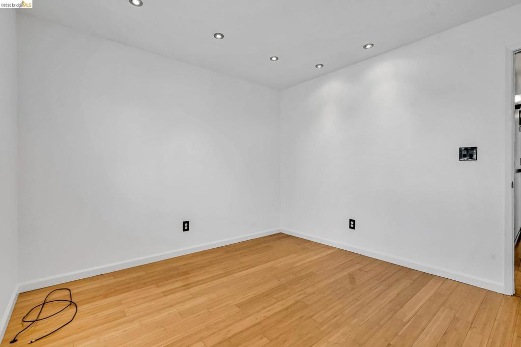 https://media.crmls.org/mediaz/9d9fdddb-0ccf-42b4-a278-9b3f3a2acbd8.jpg?preset=X-Large