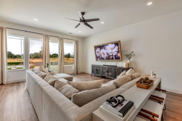 10055 Foothill Avenue, Gilroy CA: https://media.crmls.org/mediaz/9d9fe73b-f78a-4d0b-b336-1a32c921c365.jpg