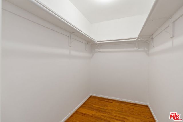 10709 ASHTON Avenue, Los Angeles CA: https://media.crmls.org/mediaz/9da1363d-d8fe-4b95-9f10-182672059586.jpg