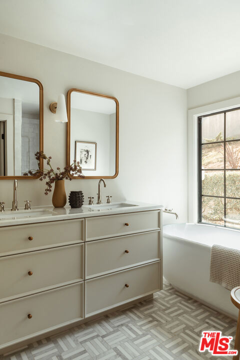 10 Village Circle, Manhattan Beach, California 90266, 3 Bedrooms Bedrooms, ,2 BathroomsBathrooms,Residential,For Sale,Village,25585917