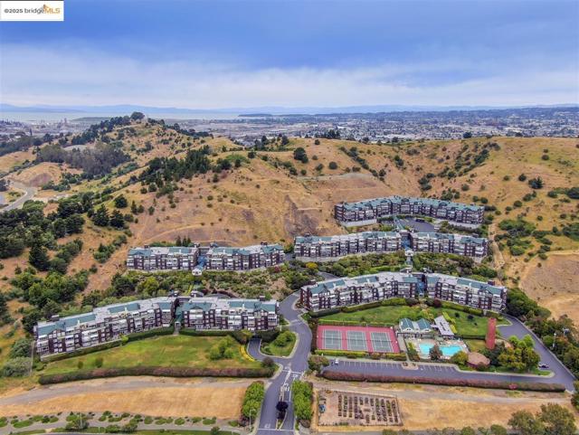 1301 Quarry Ct, Richmond CA: https://media.crmls.org/mediaz/9da287c9-265c-42b7-9012-7791e77a967e.jpg