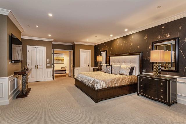 700 Front St, San Diego CA: https://media.crmls.org/mediaz/9da294ba-a96e-4081-8ebb-054afa26618f.jpg