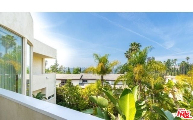 2470 Venus Drive, Los Angeles CA: https://media.crmls.org/mediaz/9da3636c-434c-43e6-9961-92769be0f5cb.jpg