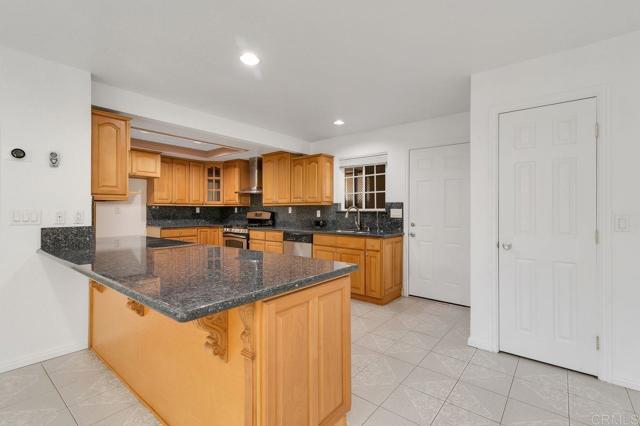 2412 Heatherwood Court, Escondido CA: https://media.crmls.org/mediaz/9da36e9f-f81e-4588-9712-631a916d4315.jpg