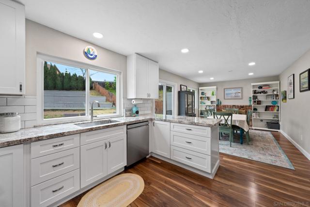 10424 Nubbin Ct, Santee CA: https://media.crmls.org/mediaz/9da4639f-2dea-43a1-9943-b83d249fa0f7.jpg