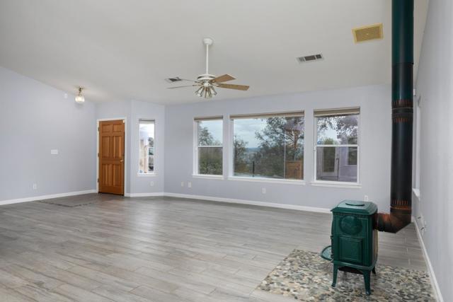 41508 Roaring River Court, Coarsegold CA: https://media.crmls.org/mediaz/9da4ce84-ef7e-4e8c-8484-2781ac0e9319.jpg