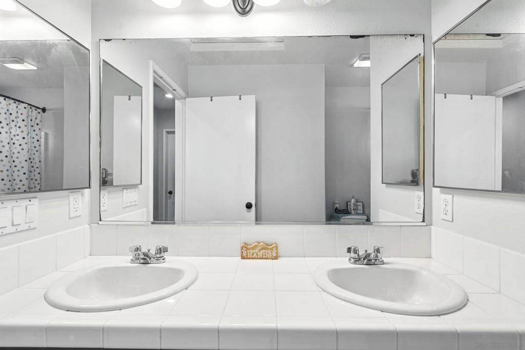 https://media.crmls.org/mediaz/9da5558f-0da3-4f25-a48d-a869c08c6cd3.jpg?preset=X-Large