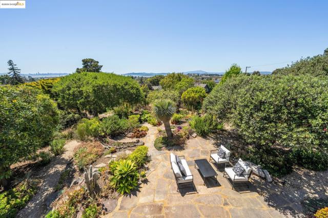 917 Avis Dr, El Cerrito CA: https://media.crmls.org/mediaz/9da5c353-56ce-4ea2-8185-1732f0682402.jpg