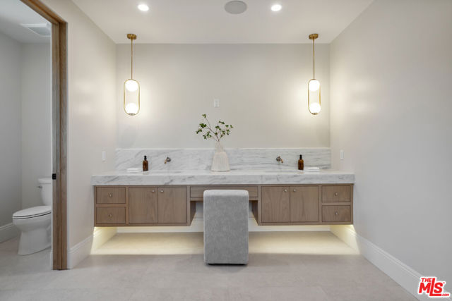 5036 Woodley Avenue, Encino CA: https://media.crmls.org/mediaz/9da5d258-923b-41dc-bb60-f0519f0b9b19.jpg