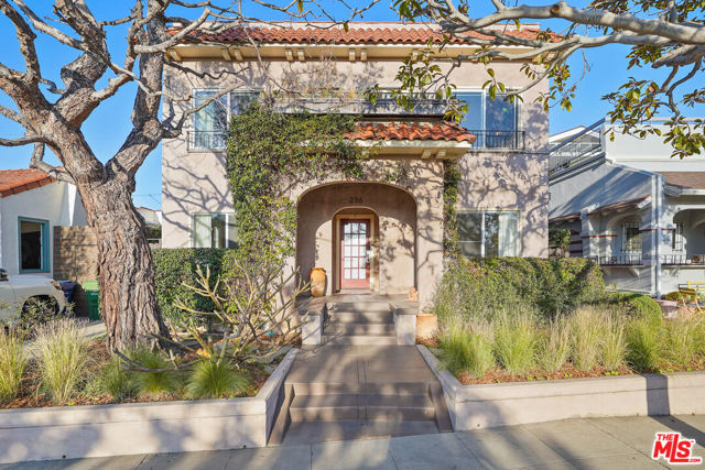 236 5th Avenue, Venice CA: https://media.crmls.org/mediaz/9da6299d-681f-41dd-80d4-e3915d6cbca1.jpg