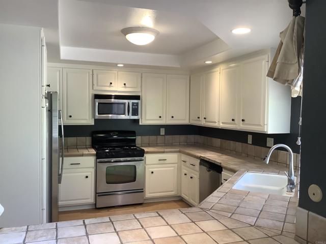 Detail Gallery Image 9 of 25 For 1729 Gascony Rd, Encinitas,  CA 92024 - 3 Beds | 2 Baths