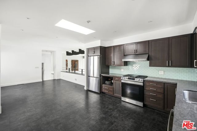 2442 Green View Place, Los Angeles CA: https://media.crmls.org/mediaz/9da68f66-c5cc-4d95-bc48-eaab052237cd.jpg