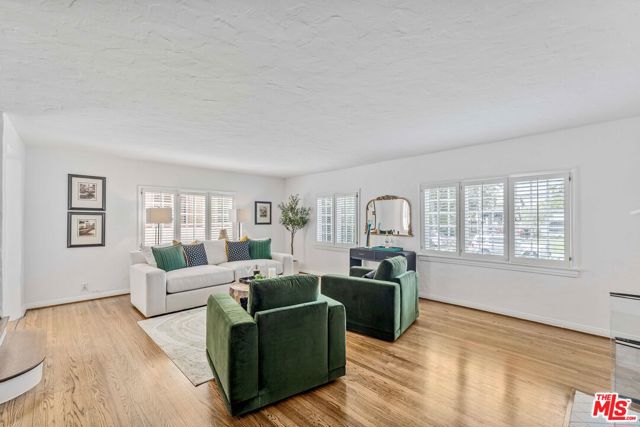 217 17th Street, Santa Monica CA: https://media.crmls.org/mediaz/9da6ccf0-0275-4076-9fb4-259ac5f0ede5.jpg