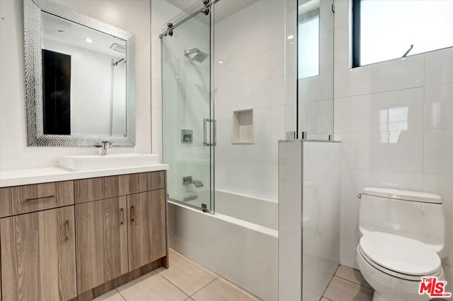 733 1/2 N Gramercy Place, Los Angeles CA: https://media.crmls.org/mediaz/9da83129-2c08-4375-a624-753a9f99e65c.jpg