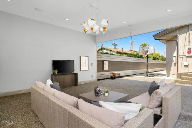 5622 Natick Avenue, Sherman Oaks CA: https://media.crmls.org/mediaz/9da8d59f-ce37-47c1-8afa-bf7e5f64c9cb.jpg