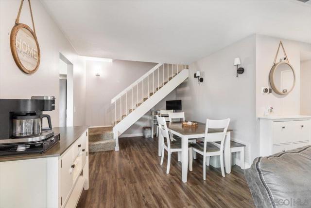 220 Eveningside Gln, Escondido CA: https://media.crmls.org/mediaz/9daa311f-d221-4bfd-8074-c8b57ddbb9fd.jpg