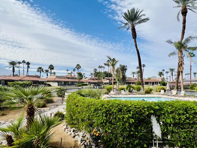 165 Lake Shore Drive, Rancho Mirage CA: https://media.crmls.org/mediaz/9daac14c-260b-4fde-8e85-2712447bad64.jpg