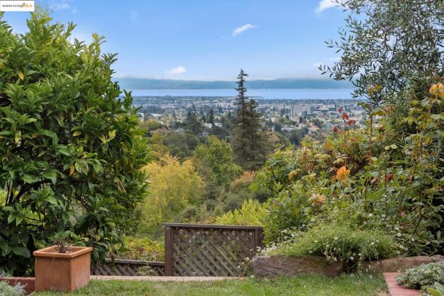 64 Crest Rd, Piedmont CA: https://media.crmls.org/mediaz/9dab1652-5ce8-4015-ab91-19fd6c63c76f.jpg