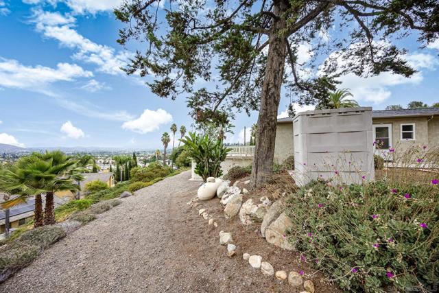1148 Emerald Heights Rd, El Cajon CA: https://media.crmls.org/mediaz/9dab402c-d17e-4287-96da-67b499f8efc3.jpg