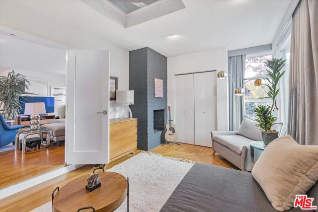 2316 Laurelmont Place, Los Angeles CA: https://media.crmls.org/mediaz/9dab91ef-9336-43a0-9393-e6bda68ae18c.jpg