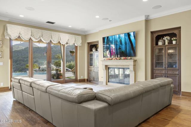 82 Queens Garden Drive, Thousand Oaks CA: https://media.crmls.org/mediaz/9dac655b-bc7b-44a9-9347-307fa89fea6e.jpg