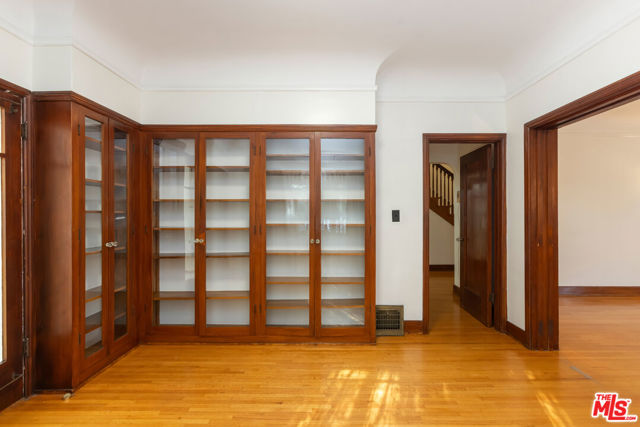 955 S Highland Avenue, Los Angeles CA: https://media.crmls.org/mediaz/9daccfe0-1823-46c6-a6b7-721bd5f6766d.jpg