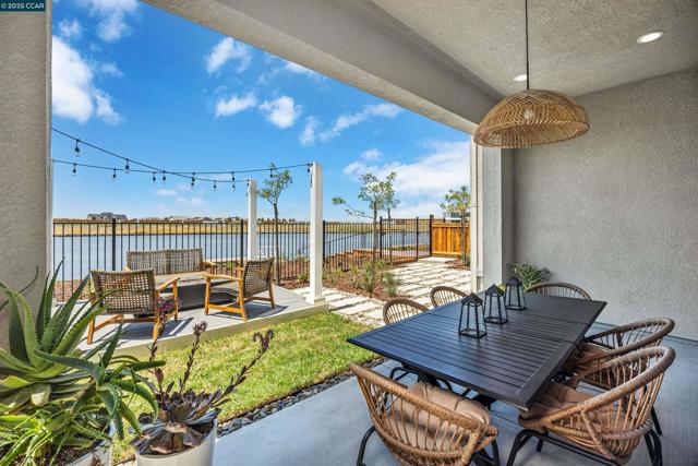 17576 Bushwick Lane, Lathrop CA: https://media.crmls.org/mediaz/9dae53df-3657-4242-89ff-3c2b1edc07c4.jpg