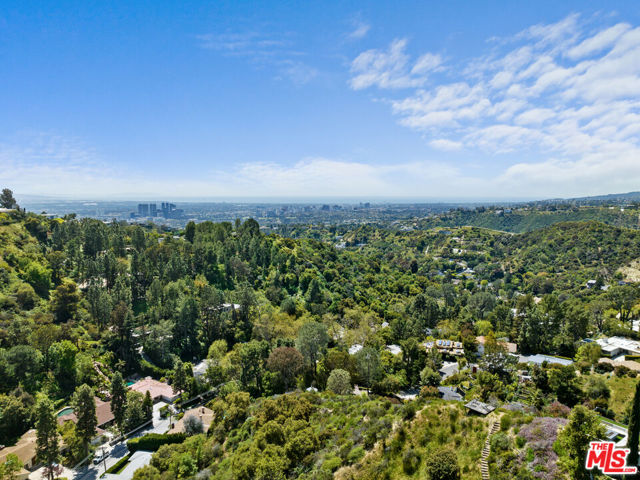 2207 Bowmont Drive, Beverly Hills CA: https://media.crmls.org/mediaz/9dae8ef3-794a-4674-b955-27bb4f4ca801.jpg