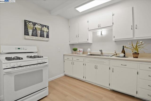 36533 Ruschin Dr, Newark CA: https://media.crmls.org/mediaz/9daed840-9f9a-42f9-bfbe-f5bf14458de3.jpg