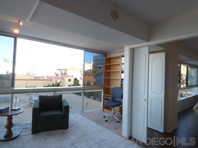 939 Coast Blvd, La Jolla CA: https://media.crmls.org/mediaz/9db11408-fef2-41f6-af77-38e81a5c066f.jpg