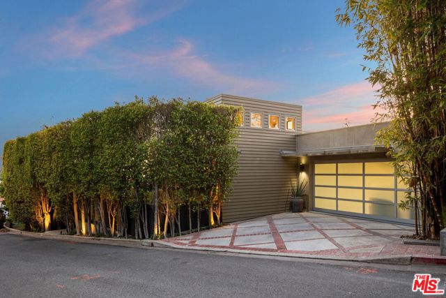 1415 Summitridge Drive, Beverly Hills CA: https://media.crmls.org/mediaz/9db14ffe-e625-43d8-83dc-543c7cec3c16.jpg