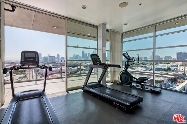 530 S Hewitt Street, Los Angeles CA: https://media.crmls.org/mediaz/9db2ce21-c406-4a8c-9132-9bc6cc731d32.jpg