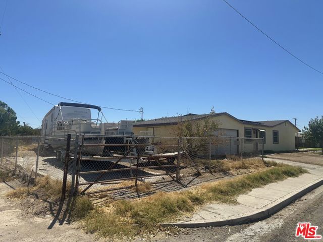 1011 E California Street, Blythe CA: https://media.crmls.org/mediaz/9db2fd1c-e4aa-48ac-acb6-6096743e14d2.jpg