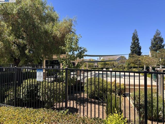 1178 Tropicana Ln, Brentwood CA: https://media.crmls.org/mediaz/9db36277-4718-43f4-a2df-5795becca86b.jpg