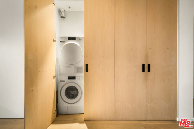 1030 N Kings Road, West Hollywood CA: https://media.crmls.org/mediaz/9db43079-1589-42a1-92bb-150280d08b96.jpg