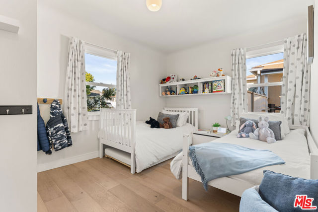 7818 Truxton Avenue, Los Angeles CA: https://media.crmls.org/mediaz/9db44196-0371-4f55-b9db-ea64f33bb8ef.jpg