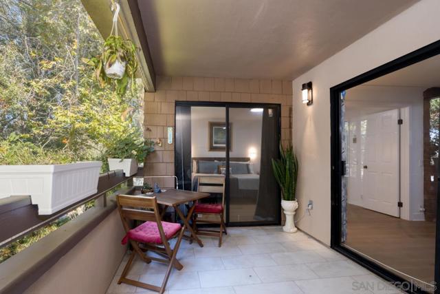 8880 Villa La Jolla Dr, La Jolla CA: https://media.crmls.org/mediaz/9db46bee-5c6b-4f8e-9c0f-128012899422.jpg