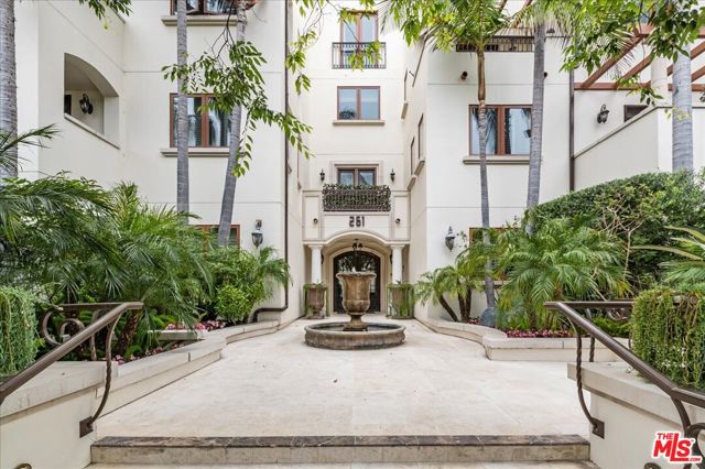 261 S Reeves Drive, Beverly Hills CA: https://media.crmls.org/mediaz/9db55203-abaf-4492-8427-d1d845c50106.jpg