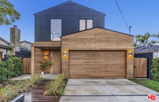 2040 Glencoe Avenue, Venice CA: https://media.crmls.org/mediaz/9db5af83-ab0c-4c79-9dab-c5bfd7d9b955.jpg