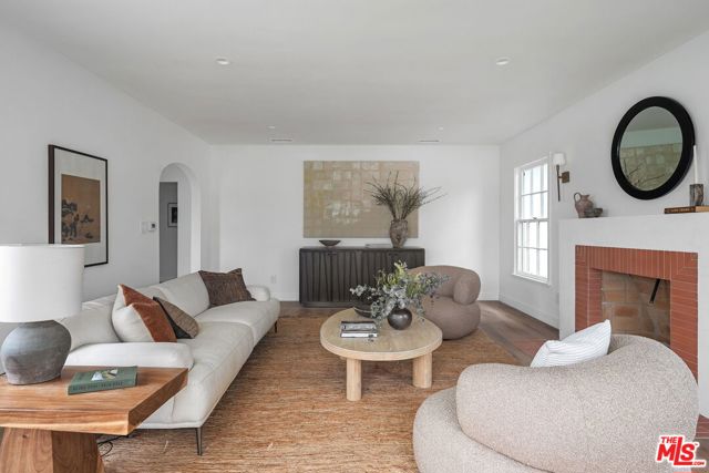 5215 Parkglen Avenue, Los Angeles CA: https://media.crmls.org/mediaz/9db64f6b-e838-4b14-ba83-f45ed3f38d6c.jpg