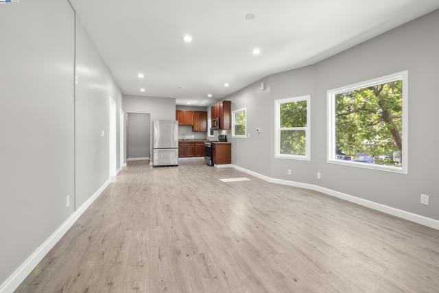 193 W Macarthur Blvd, Oakland CA: https://media.crmls.org/mediaz/9db6bc47-09a0-404a-828f-8b5a2fbbbded.jpg