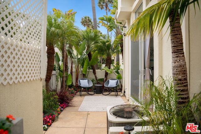 6453 Zuma View Place, Malibu CA: https://media.crmls.org/mediaz/9db6f0a1-6d58-45c9-b69e-1a09674cb833.jpg